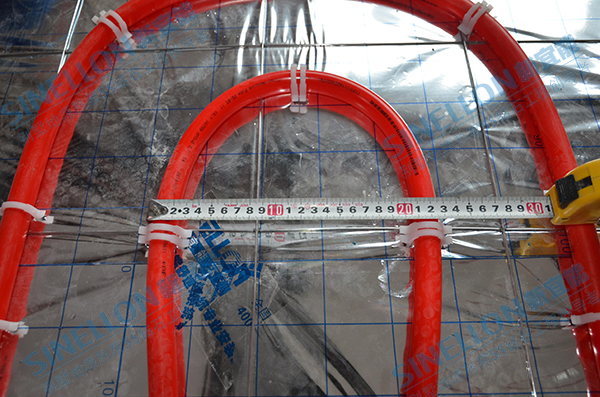 新宜能地源热泵地暖安装拐弯处管卡固定间距200-300mm